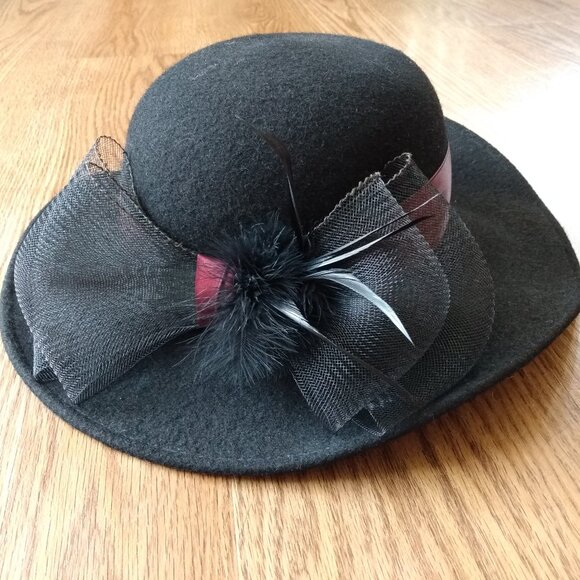 Vintage Black Wool Felt Hat w Large Mesh Bow, Burgundy Ribbon & Feathers 21.25" - Picture 1 of 9